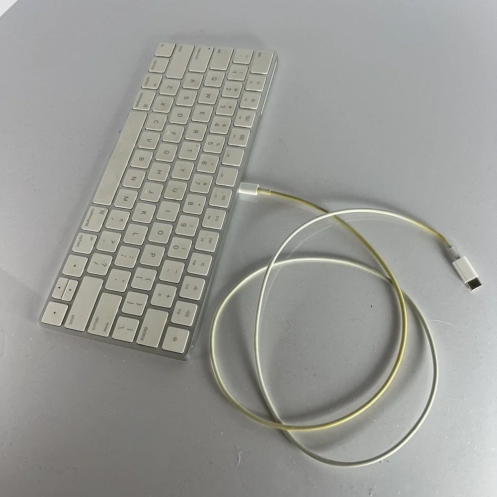 Apple Wireless Magic Keyboard 2 w/ Lightning Connector & Cable GUC